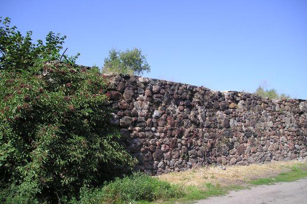 Fragment średniowiecznych murów w Dąbiu