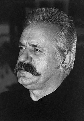 Obraz zawierający Ludzka twarz, portret, osoba, czarne i białe</p>
<p>Zawartość wygenerowana przez sztuczną inteligencję może być niepoprawna.