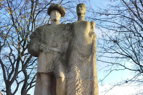 Pomnik przedstawiający dwie postaci: księcia Bogusława X i królewnę Annę Jagiellonkę (żonę księcia)