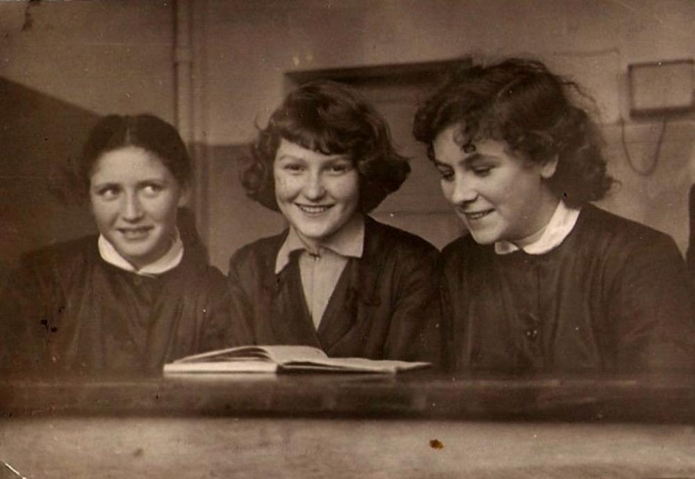 Mieszkanka Szczecina Sara Sturm z dwiema koleżankami w szkole, ok. 1955.