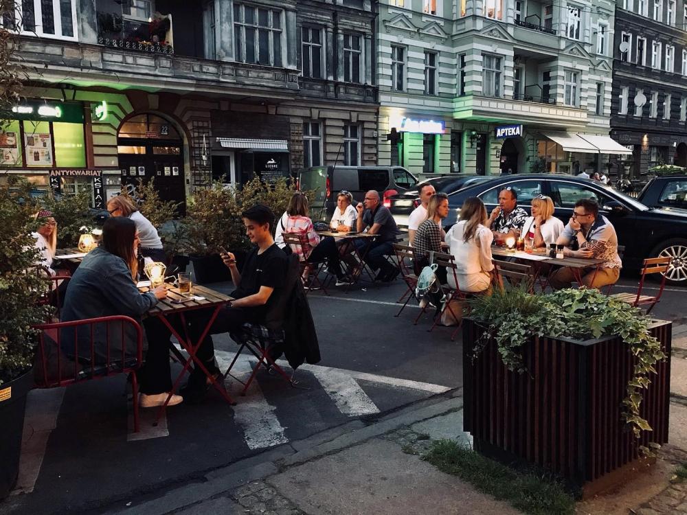 Ogródek restauracji Marshal Food przy ul. Rayskiego w Szczecinie