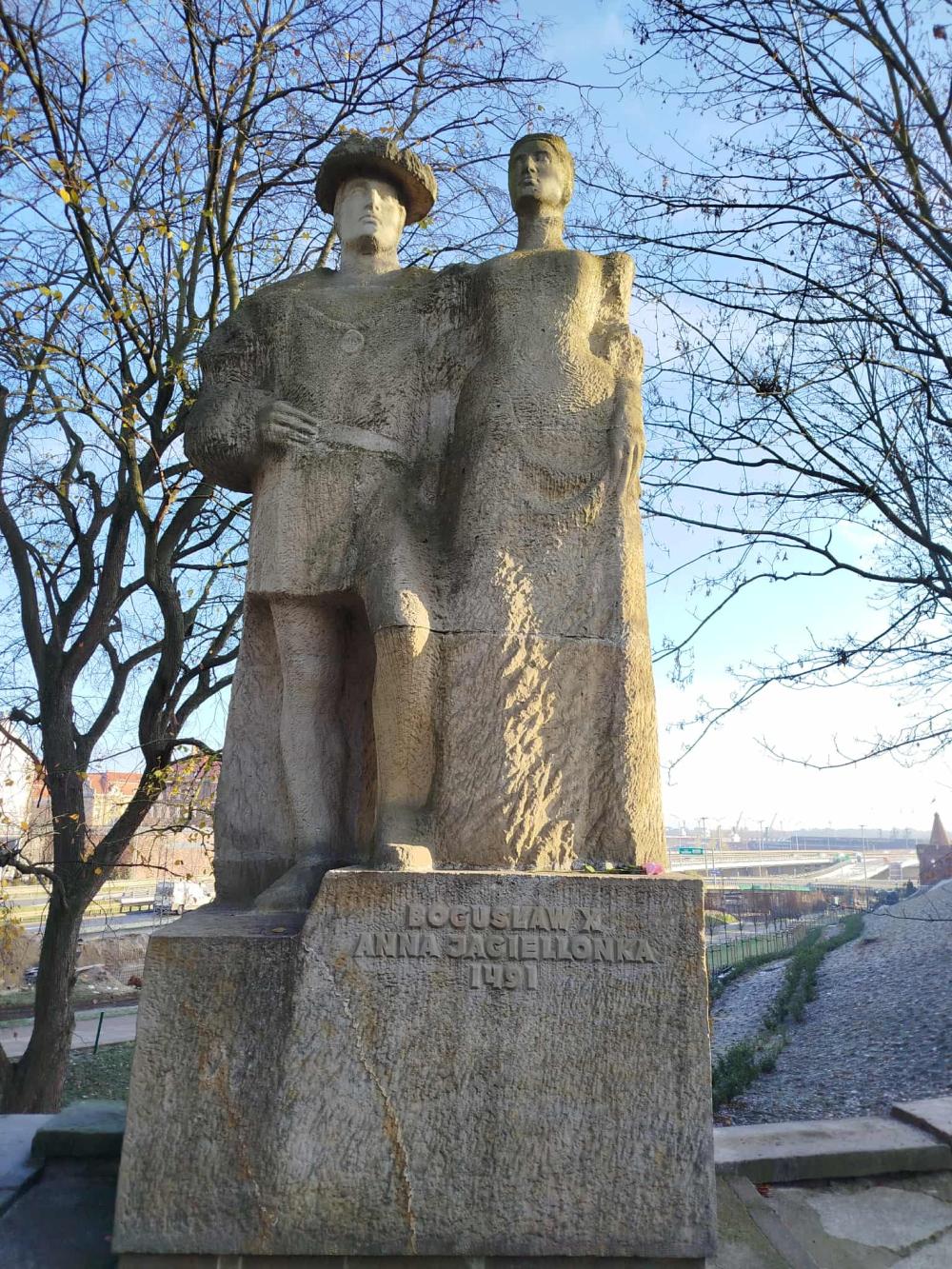 Pomnik przedstawiający dwie postaci: księcia Bogusława X i królewnę Annę Jagiellonkę (żonę księcia)